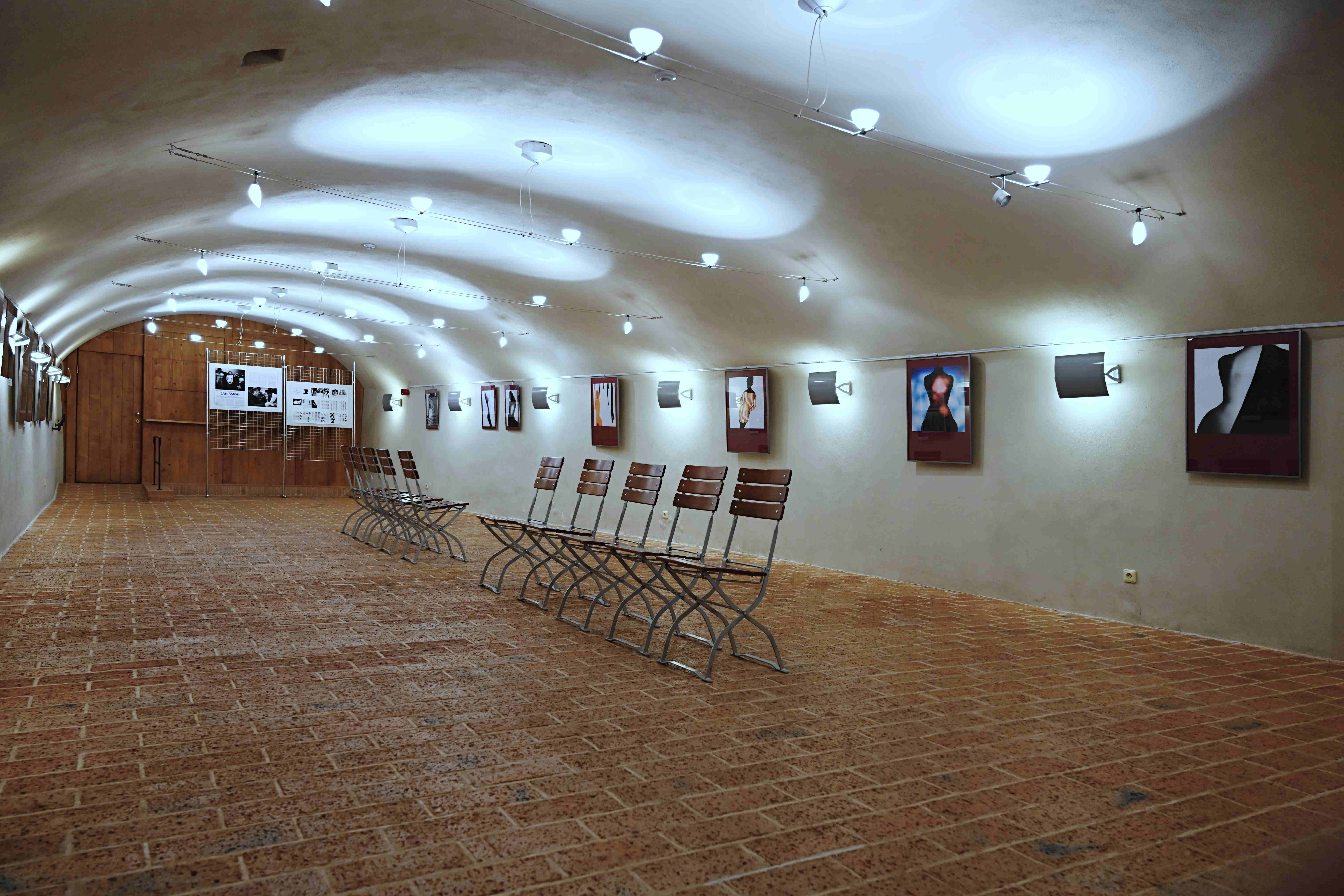 Pocta osobnosti - Ján Šmok | fotokontakt.cz | Instalace výstavy v sále U Kata strakonického hradu | 5. 1. 2022