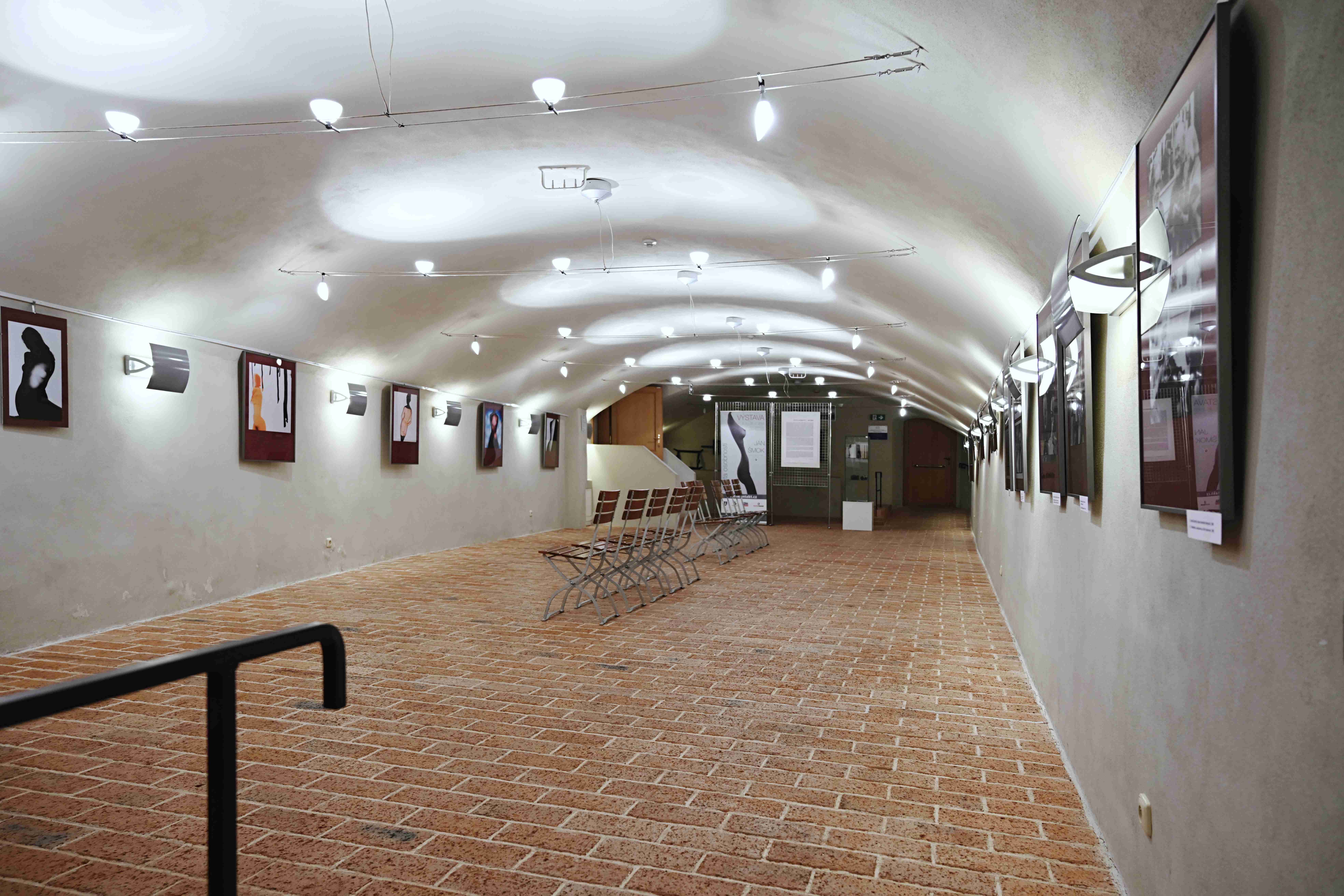 Pocta osobnosti - Ján Šmok | fotokontakt.cz | Instalace výstavy v sále U Kata strakonického hradu | 5. 1. 2022