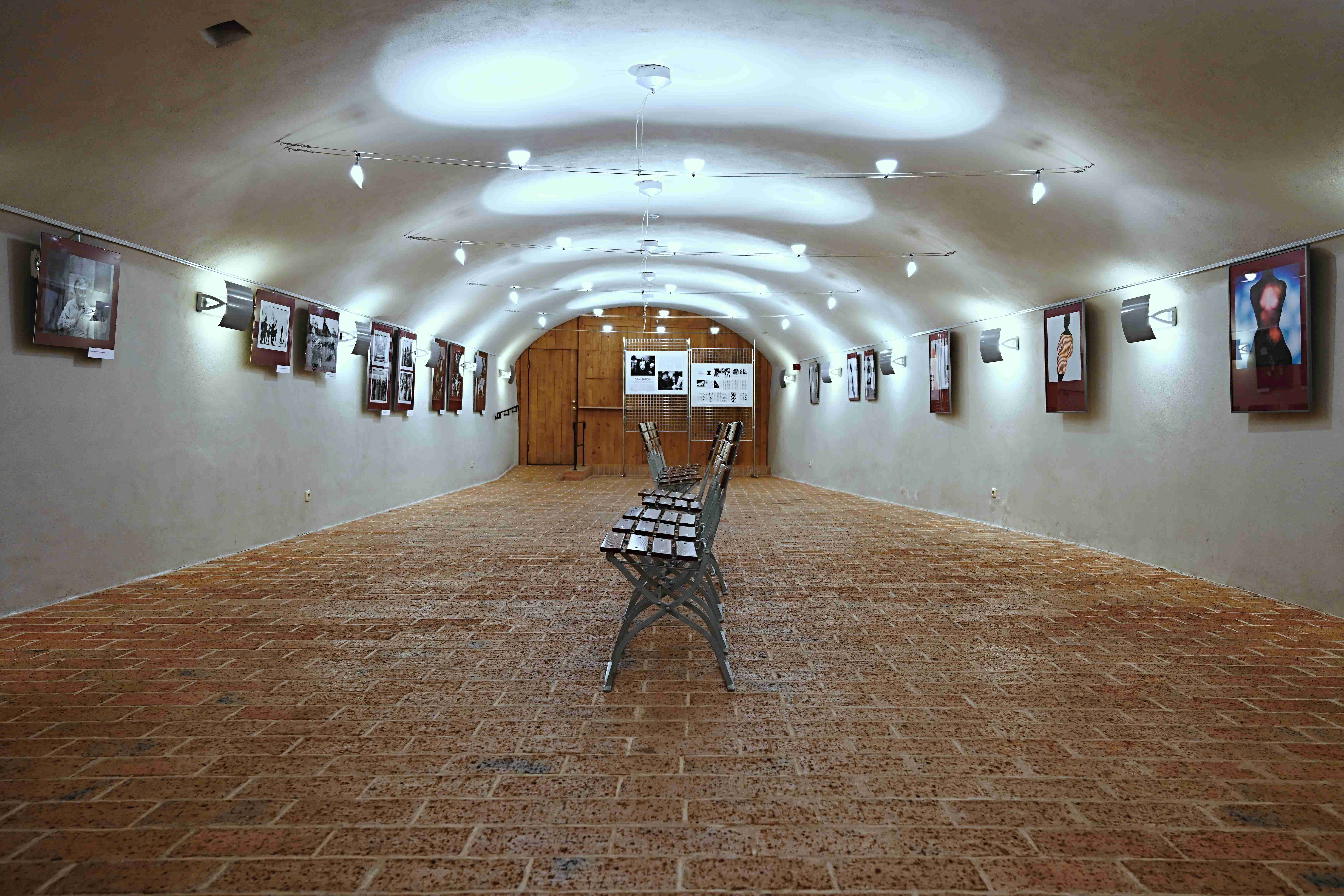 Pocta osobnosti - Ján Šmok | fotokontakt.cz | Instalace výstavy v sále U Kata strakonického hradu | 5. 1. 2022